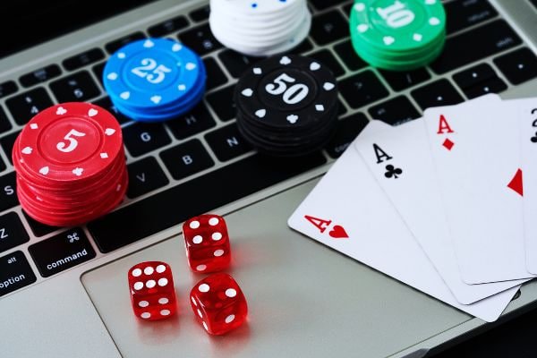 Fitur multi-meja Live Casino QQ Mercy memungkinkan pemain bermain baccarat dan roulette secara bersamaan